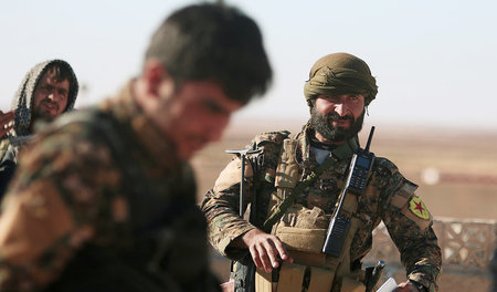 Kämpfer der kurdischen Volksverteidigungseinheiten YPG am Montag...