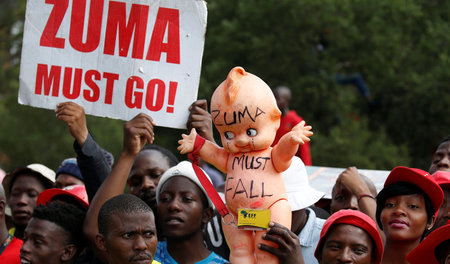 »Zuma muss gehen!«: Proteste gegen den amtierenden südafrikanisc...