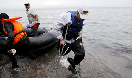 Ankunft eines syrischen Flüchtlings auf der griechischen Insel L...