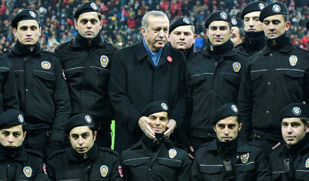 Fototermin mit Polizisten: Der türkische Präsident Recep Tayyip ...