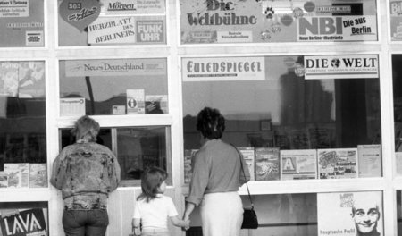 Was ist West, was ist Ost? Zeitungskiosk in Berlin, Hauptstadt d...