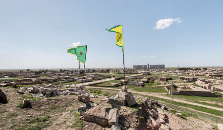 Eine Fahne der kurdischen Selbstverteidigungseinheiten YPG in Te...