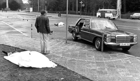 Der Tatort mit den zugedeckten Leichen, Aufnahme vom 7.4.1977