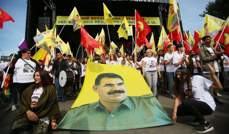 Das öffentliche Zeigen des Porträts des inhaftierten PKK-Gründer...