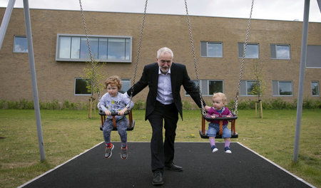 Labour-Chef Jeremy Corbyn mit den Kindern einer Kandidatin seine...