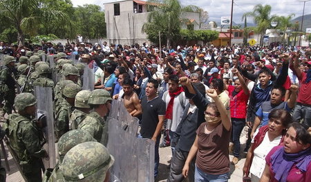 Kämpferische Gewerkschaft: Mitglieder der CNTE demonstrieren in ...