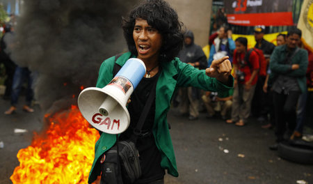 Mit Megaphon gegen die Mächtigen: Ein Student bei Protesten vor ...