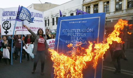 Frauenprotest: Chileninnen verbrennen am 25. November 2015 in Va...