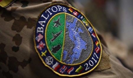 Rekrut mit offizellem Signet des NATO-Manövers »BALTOPS 2017« an...