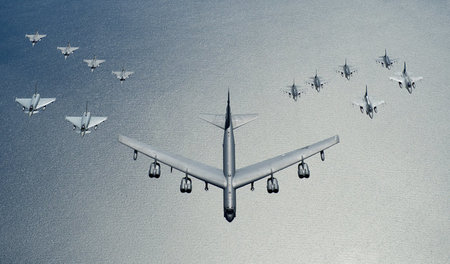 US-Bomber vom Typ »B52«, begleitet von Kampfjets verschiedener N...