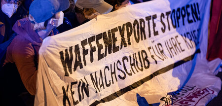 Demonstration vor dem Rüstungskonzern Krauss-Maffei Wegmann in K...