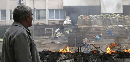 Das brennende Polizeipräsidium von Mariupol am 9. Mai 2014