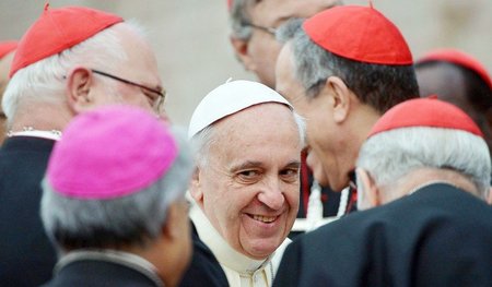 Katholische Männerrunde: Mario Bergoglio mit Kardinälen im itali...