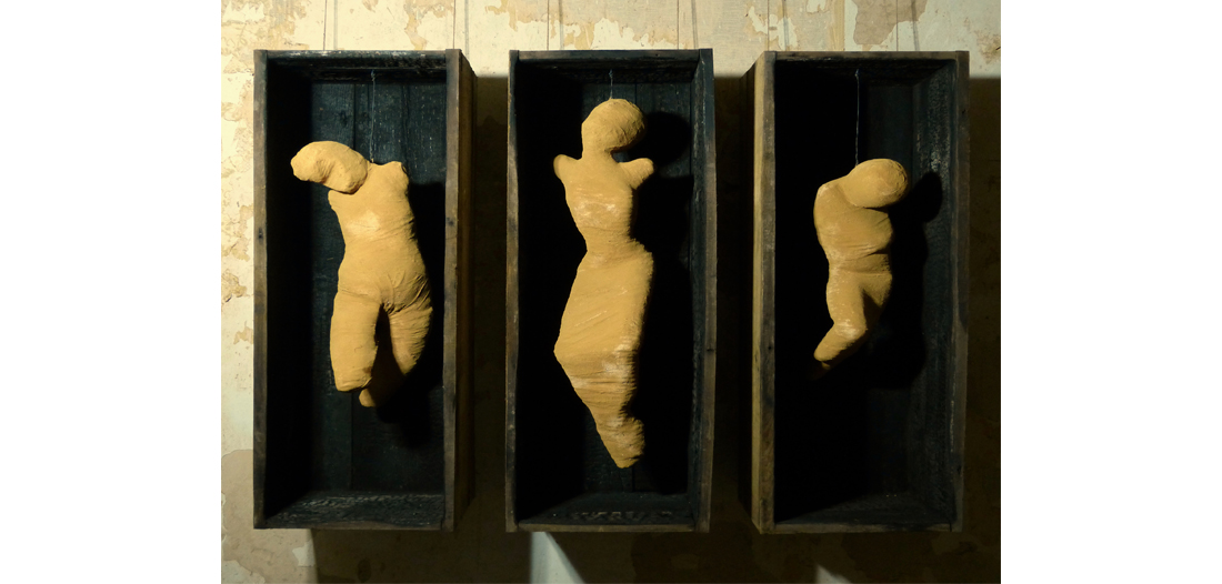 »Schießstand: Vater, Mutter, Kind« Plastiken aus Drahtgeflecht,