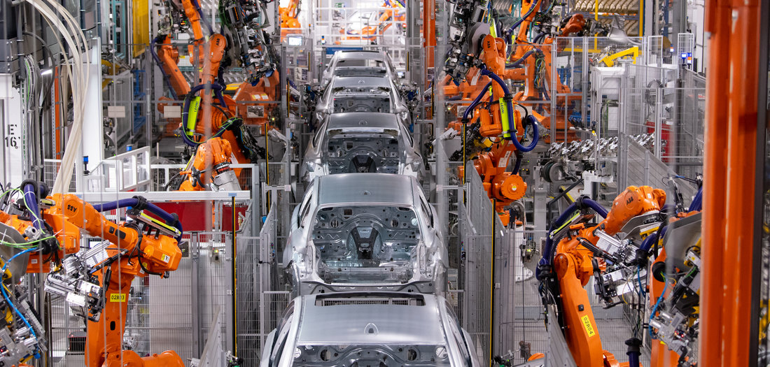 Roboter beim  Karosseriebau verschiedener Modelle im BMW-Stammwe