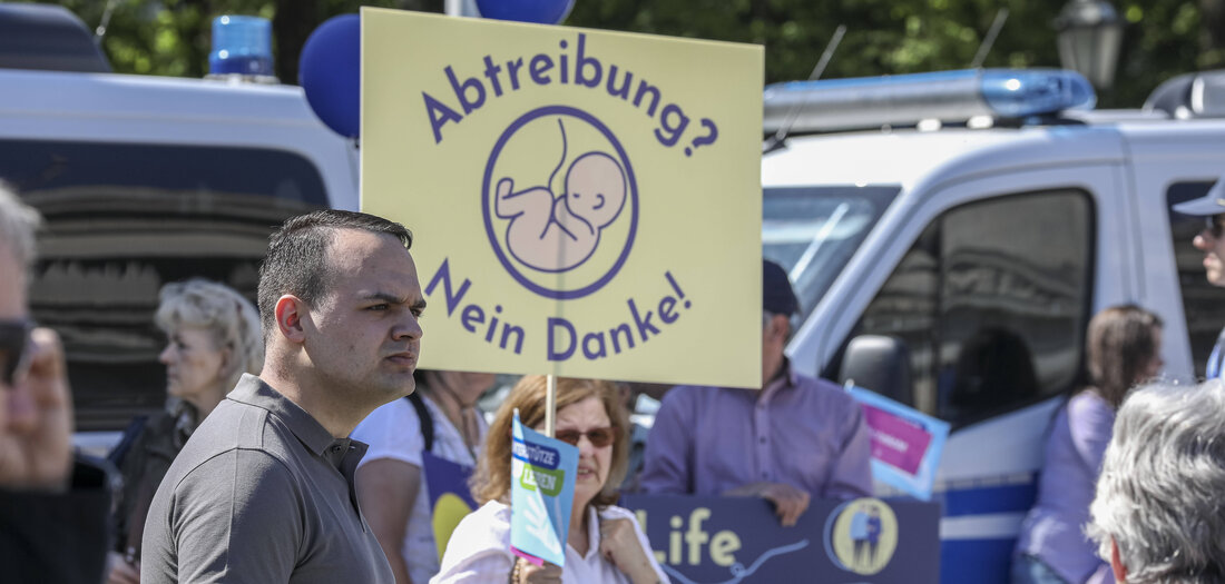 My-Body-My-Choice-Fundis-und-Rechte-Hand-in-Hand