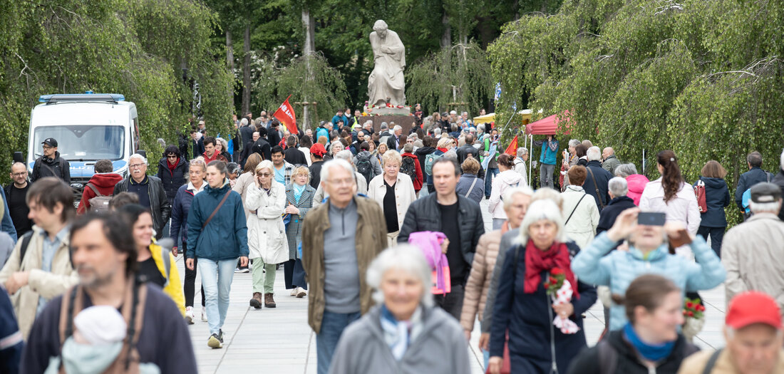 8-Mai-Tag-der-Befreiung-Banner-des-Sieges-verboten