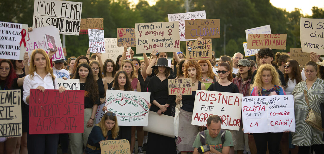 Protest-gegen-Femizide-in-Rum-nien-Moment-der-Stille