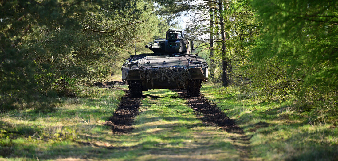 「フライヤーと兵舎の周り」、毎日の新聞ジュンウェルト、01.09.2025