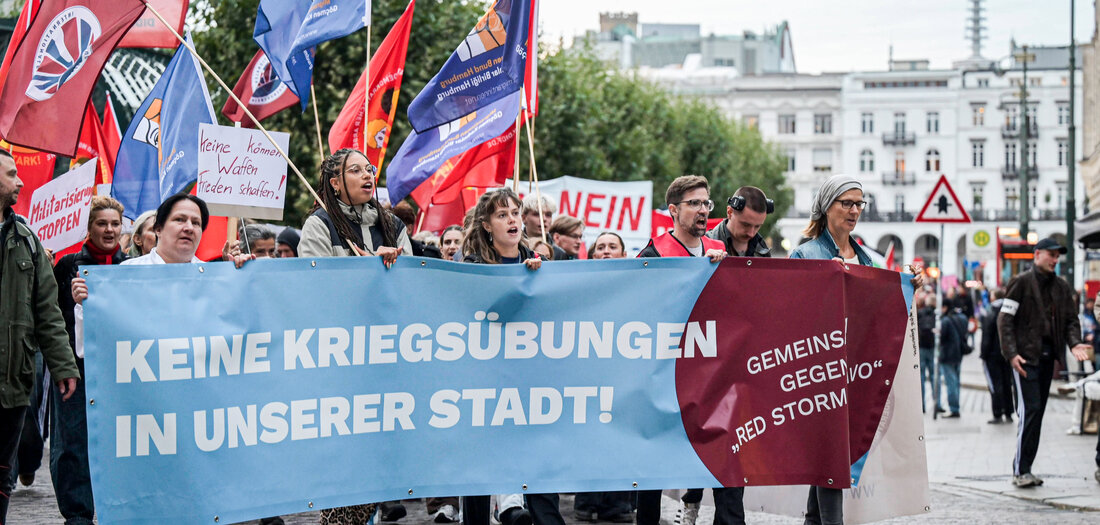 Antimilitarismus-Unsere-Arbeit-nicht-f-r-euren-Krieg-