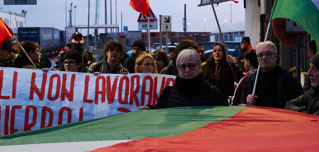 Hafenarbeiter-f-r-Frieden-Kriegsh-fen-unter-Beobachtung