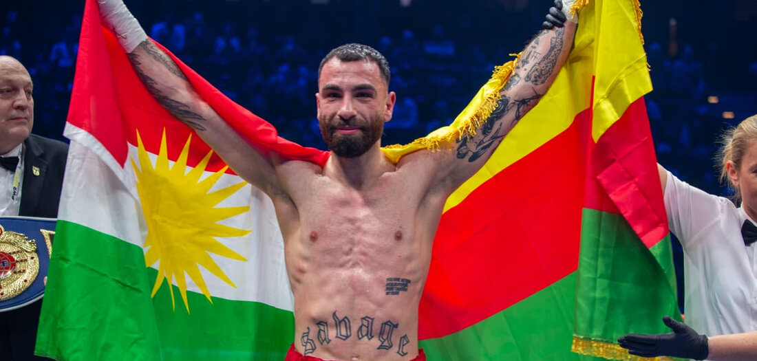 Darian Yasar mit kurdischen Fahnen.jpg