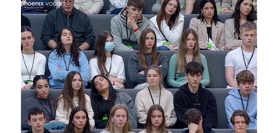 Merz im Bundestag: Ohne Kommentar