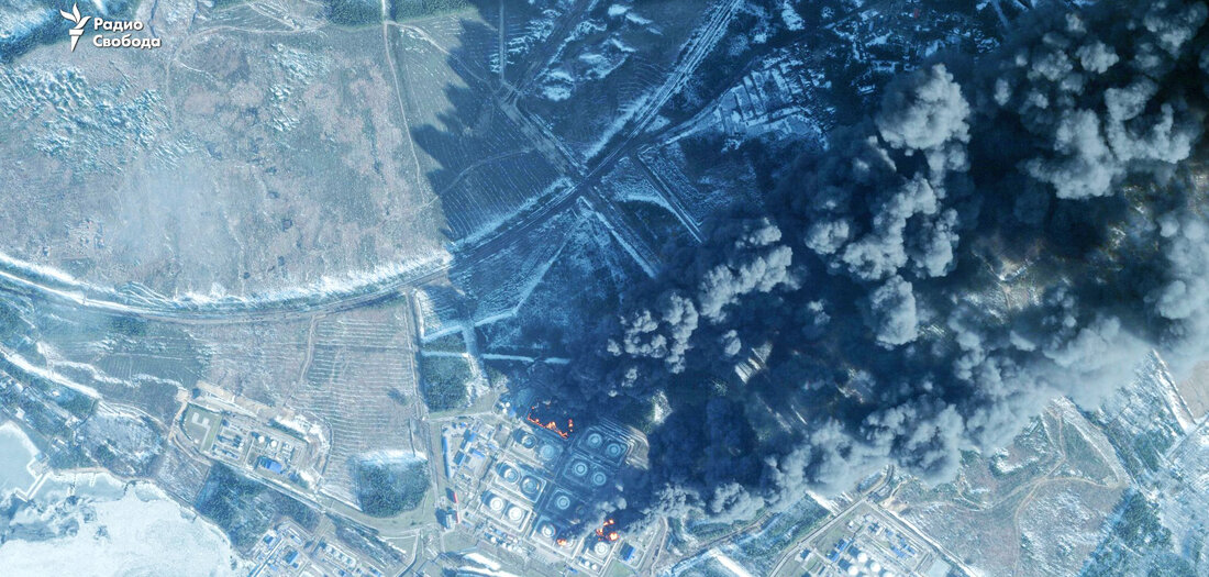 Ukraine-Krieg: Russische &Ouml;lh&auml;fen brennen