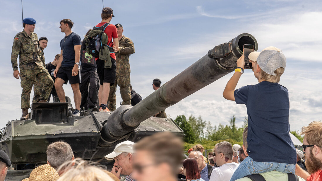 »Tag der Bundeswehr«: Kirmes mit Kriegsgerät