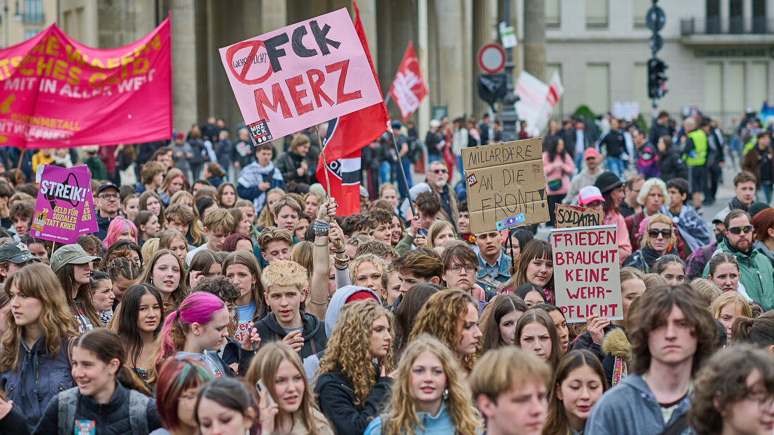 Gegen Militarisierung & Co.: Auf die Straße: jW verteilen!