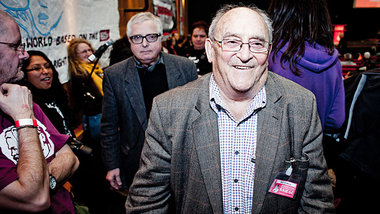 Denis Goldberg aus S&uuml;dafrika, hinter ihm jW-Chefredakteur A