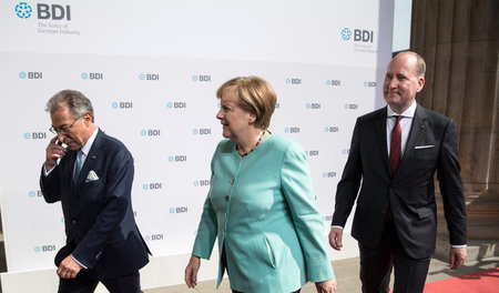 Bundeskanzlerin Angela Merkel mit Dieter Kempf (l.), Präsident d...