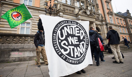 Solikundgebung am Dienstag vor dem Strafjustizgebäude in Hamburg... Solikundgebung am Dienstag vor dem Strafjustizgebäude in Hamburg...