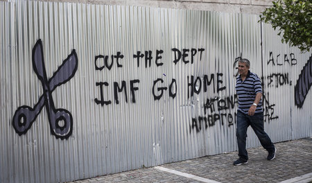 »Streicht die Schulden. IWF hau ab!«, heißt es an einer Wand in ...