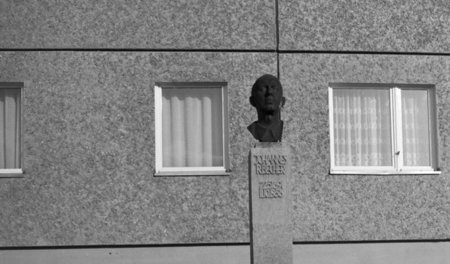 Nur in der alten BRD ist Becher noch zu entdecken: Denkmal vor e... Nur in der alten BRD ist Becher noch zu entdecken: Denkmal vor e...