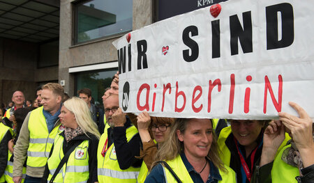 Mitarbeiter der insolventen Fluggesellschaft Air Berlin vor eine...