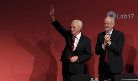 Bejubelter Klassenkämpfer: John McDonnell und Jeremy Corbyn am M... Bejubelter Klassenkämpfer: John McDonnell und Jeremy Corbyn am M...