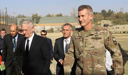 Von US-General empfangen: US-Verteidigungsminister James Mattis ... Von US-General empfangen: US-Verteidigungsminister James Mattis ...
