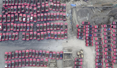 Ausrangierte Taxen in Taiyuan. Die Stadt stellt den Betrieb von ...