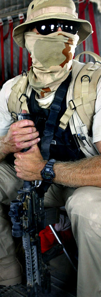 US-Söldner im Helikopter über Basra/Irak US-Söldner im Helikopter über Basra/Irak