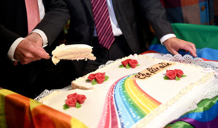Karl Kreile (r.) und Bodo Mende schnitten am Sonntag im Rathaus ...