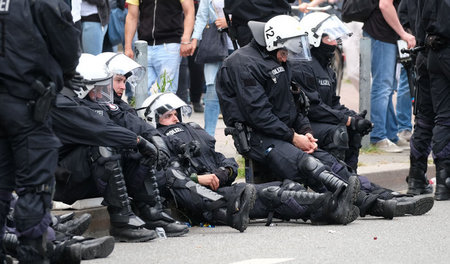 Polizisten während einer Einsatzpause in Hamburg (8. Juli)
