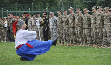Bespaßung von US-Rekruten durch ukrainische Folklore auf dem Tru...