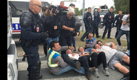 Arbeiter organisieren an den Zufahrtsstraßen des Werks einen Sit... Arbeiter organisieren an den Zufahrtsstraßen des Werks einen Sit...