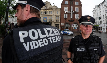 Bitte lächeln für die innere Sicherheit: Hamburger Polizeibeamte...