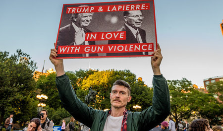 Gegen Trump und die Waffenlobby: Demonstrant bei der »Gays again... Gegen Trump und die Waffenlobby: Demonstrant bei der »Gays again...