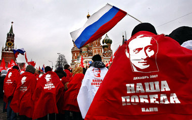 Russische Fahne und Präsidentenporträts: Putins Parteijugend »N... Russische Fahne und Präsidentenporträts: Putins Parteijugend »N...