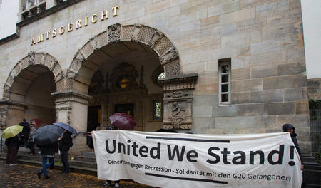 Demonstration einer Solidaritätsgruppe vor dem Amtsgericht in Ha...