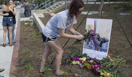 Eine Studentin legt auf dem Unigelände der Georgia Tech Blumen a...