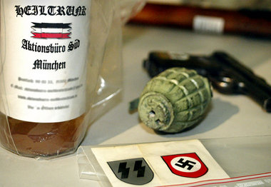 Der Stimmzettel ist vielen Neonazis ebenso recht wie rechte Gewa... Der Stimmzettel ist vielen Neonazis ebenso recht wie rechte Gewa...
